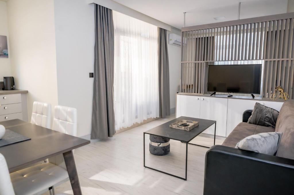 ADIRAMAR Apartments