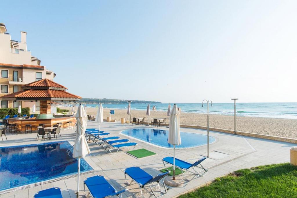 Aparthotel - Apartment with a large terrace and direct access to the sea
