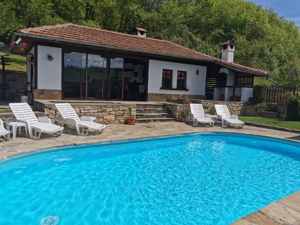 АРНАТА КЪЩА