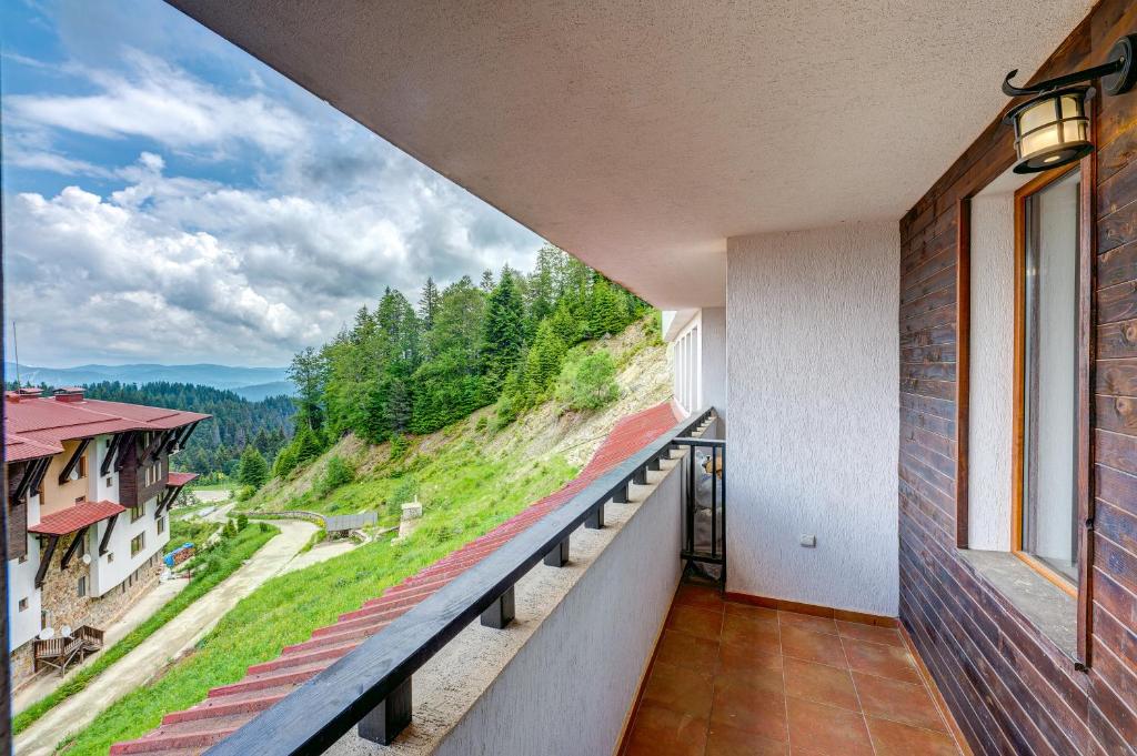 Colorful 2BD Apartment with Indoor Fireplace and Mountain View by Flat Mаnager