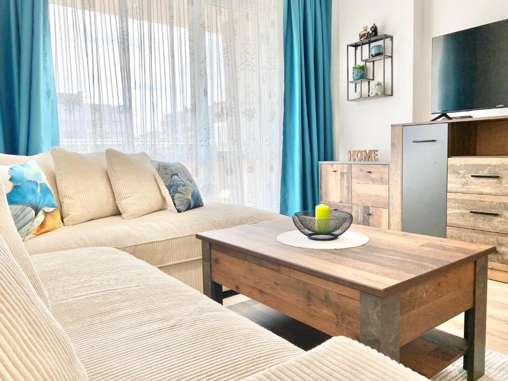 Colourful Apartment for 4 Guests and Free Parking