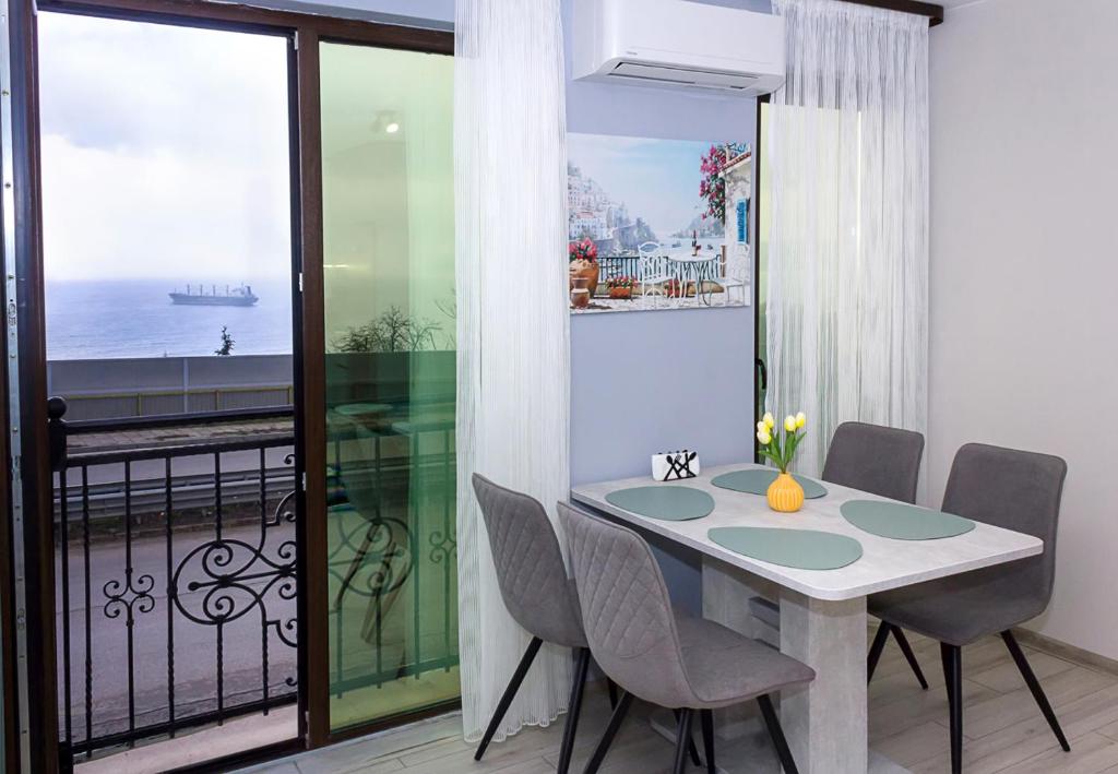 New Colorful 1BD Getaway with an Amazing Sea View by Flat Mаnager