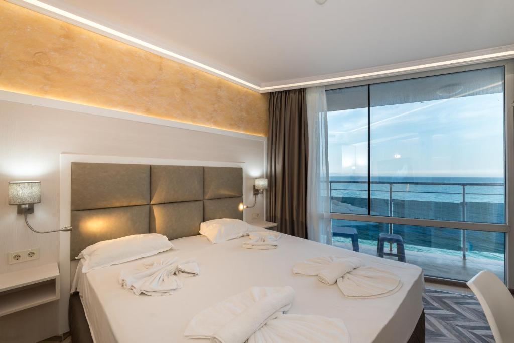 Rooms in SUNNY BAY